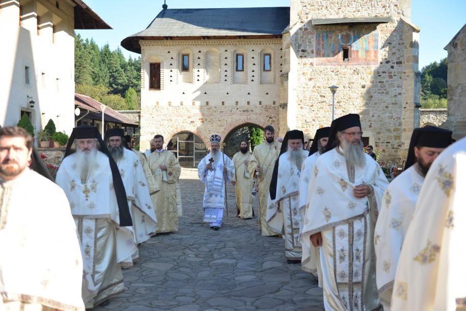 IPS Mitropolit Teofan a slujit Sfânta Liturghie, cu ocazia hramului, la Mănăstirea Bistrița/ Foto: Lucian Ducan