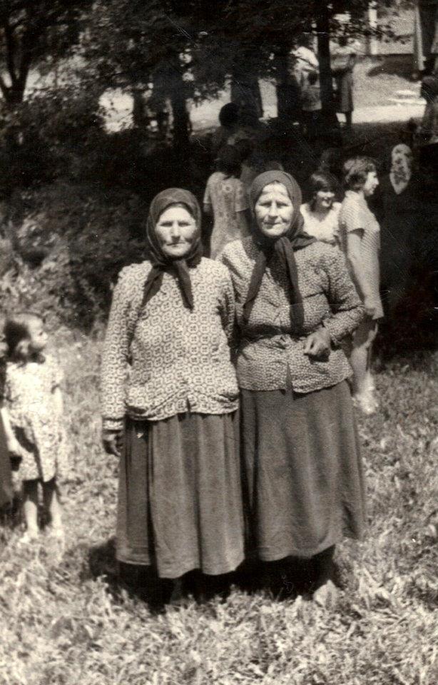 Locuitori ai satului: Lupu Rucsandra şi sora ei, Frăsina 