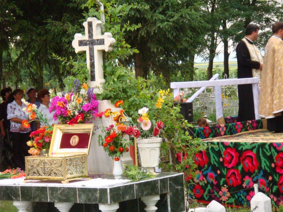 2011 - Aducerea raclei cu moaştele a 12 sfinţi