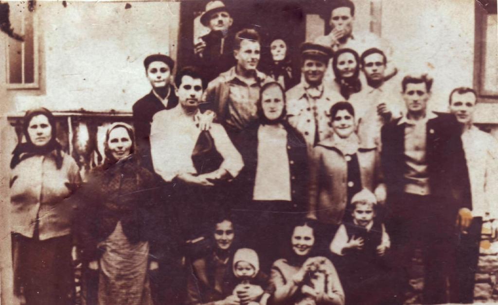 Locuitori ai satului Poieniţa