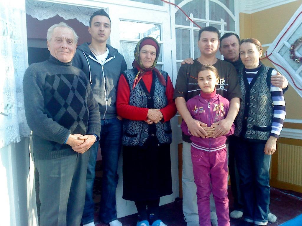 Enache Dumitru şi Ileana alături de copii şi nepoţi
