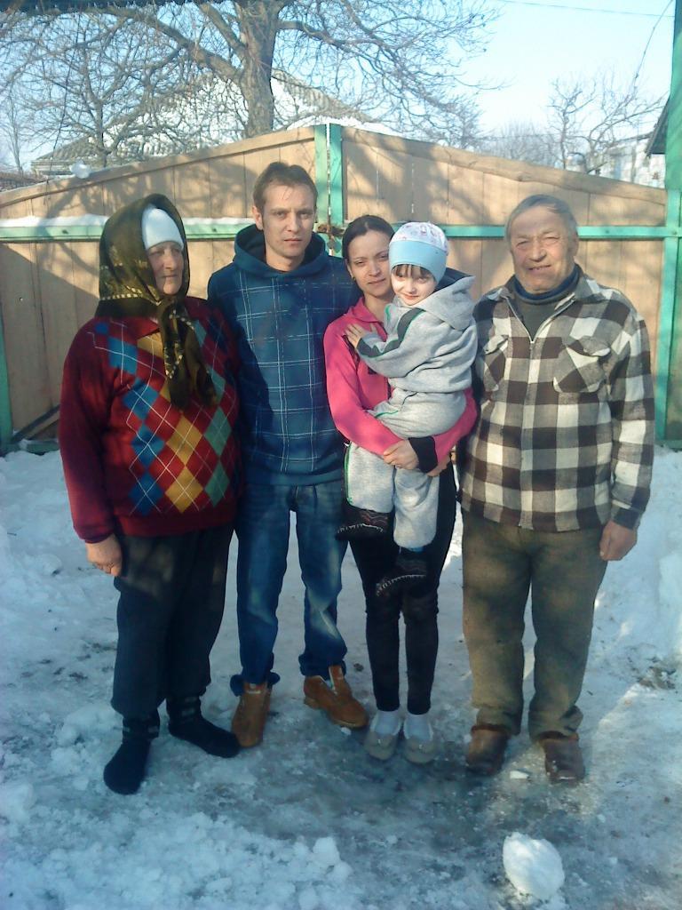 Ichim Vasile şi Elena alături de copii şi nepot