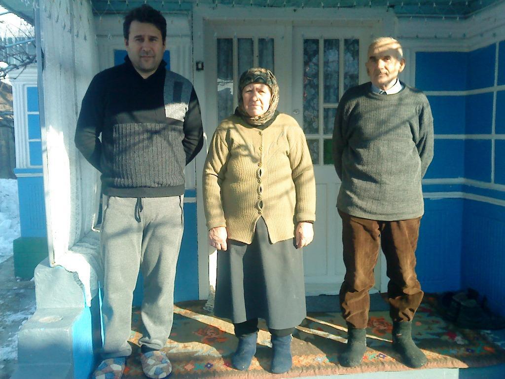 Glodeanu Gheorghe şi Alexandra alături de fiul lor Vasile