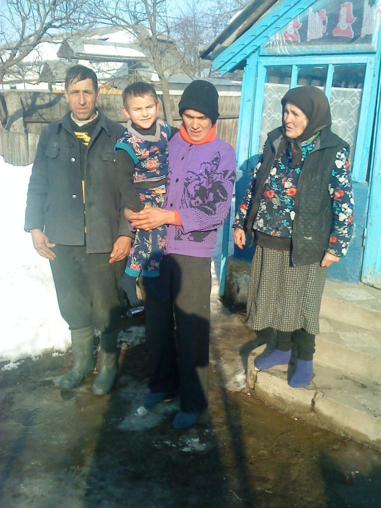 Palote Floarea alături fiul Petrică, soţia acestuia Elena şi fiul Alexandru