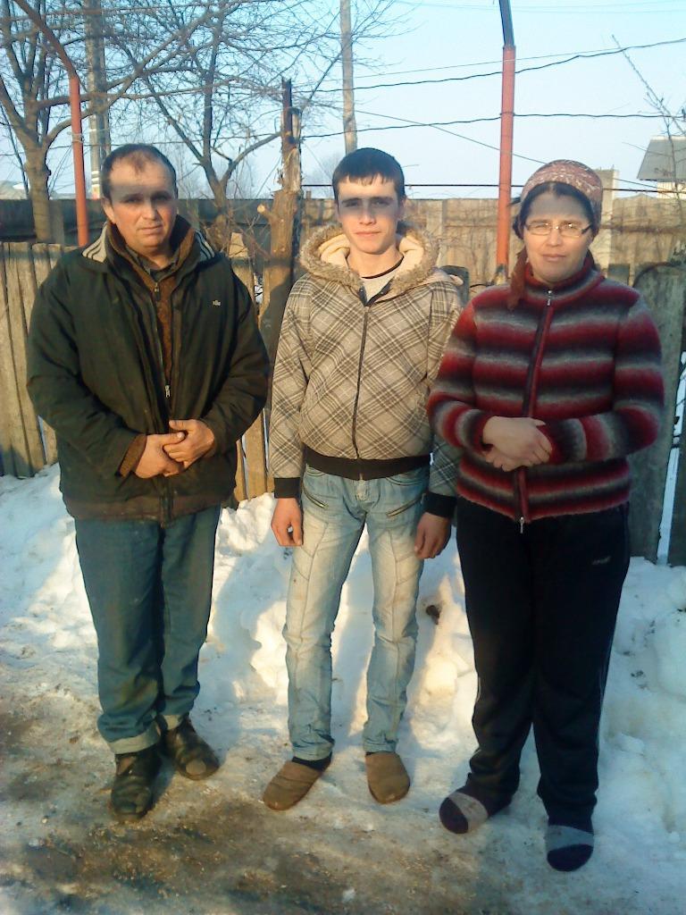 Surdoaia Costel şi Liliana alături de fiul Bogdan