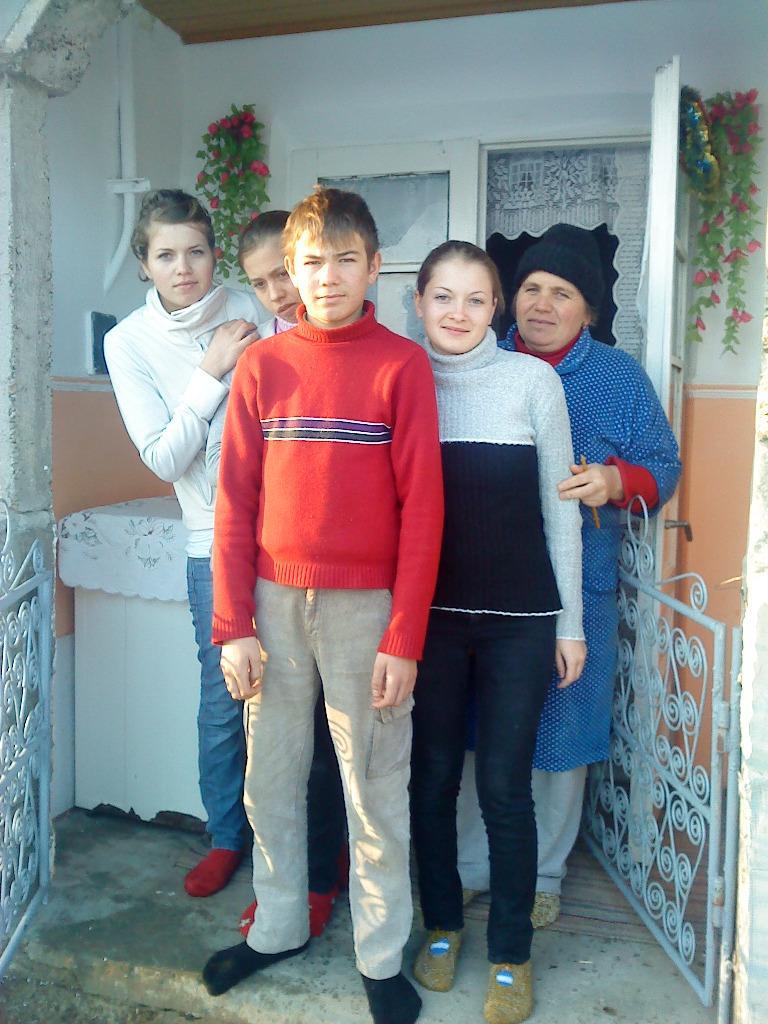 Olariu Elena alături de fiicele Florina, Mădălina şi Ionela şi de fiul Vasilică