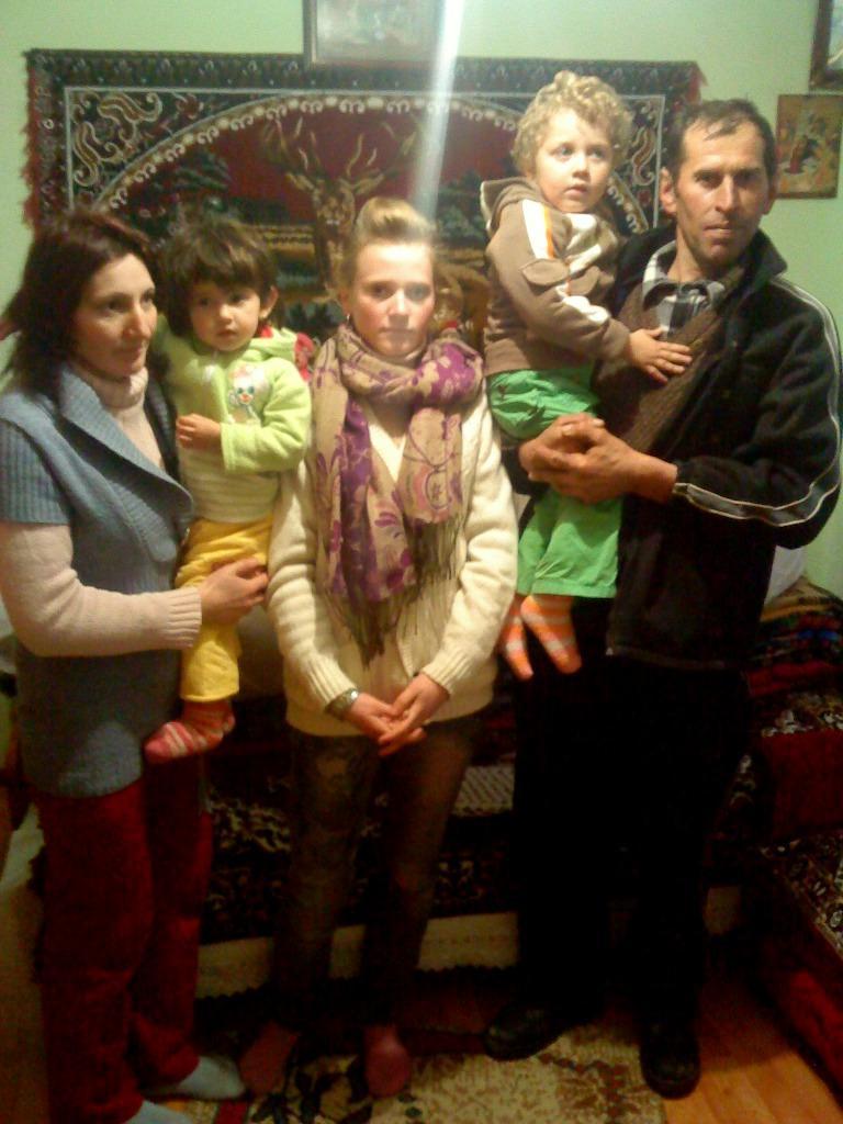 Rusu Neculai şi Maria alături de copii şi Ionela Rusu