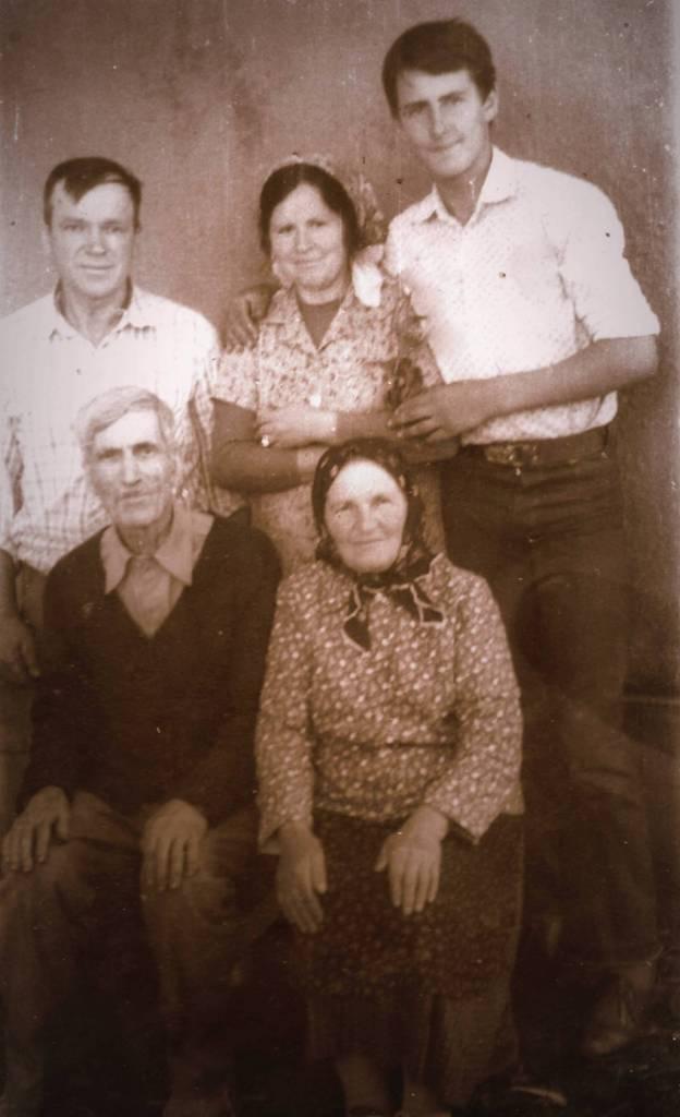 (sus) Chihaia Ilie şi Maria, (jos) Roşu Traian şi Mărgărinta