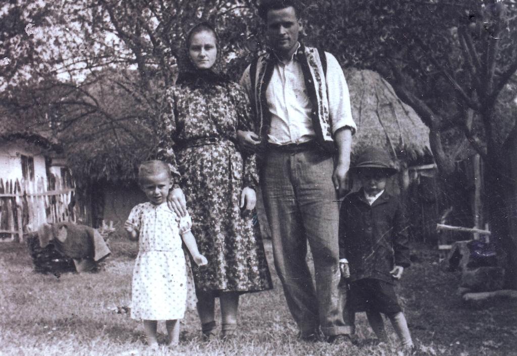 Roşu Traian şi Elena cu copiii Maria şi Gheorghe