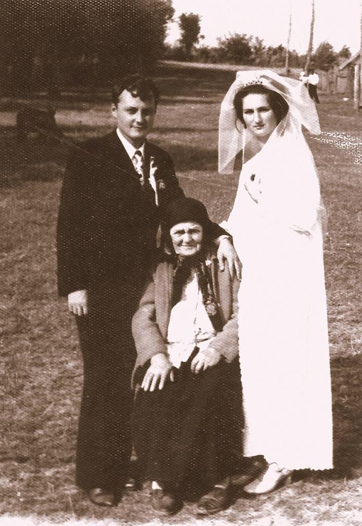 Gheorghe Roşu alături de proaspăta soţie şi de bunica 