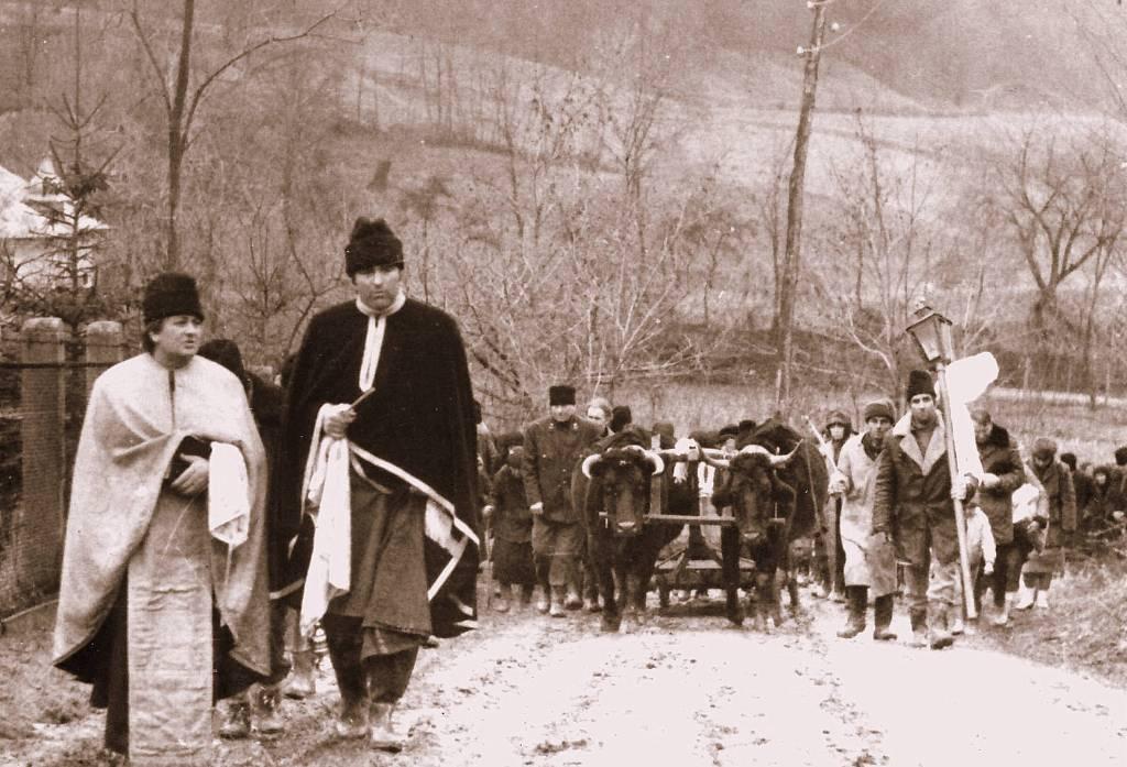 1976 - Pr. Moisii (stânga) alături de preotul de atunci din localitatea Bursuc la o slujbă de înmormântare în Hârtoape