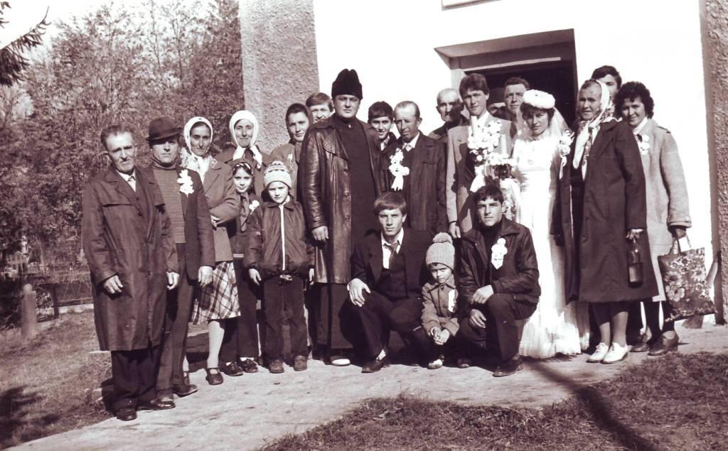 La nunta familiei Chihaia Dan şi Maria, în faţa bisericii din Hârtoape