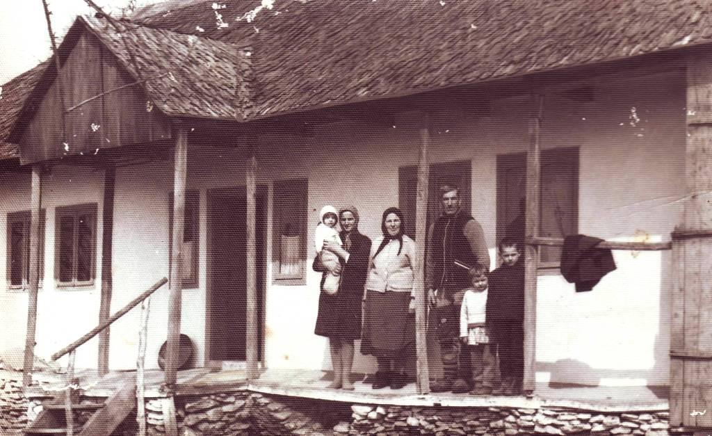 În faţa magazinului fam. Roşu din Poieniţa