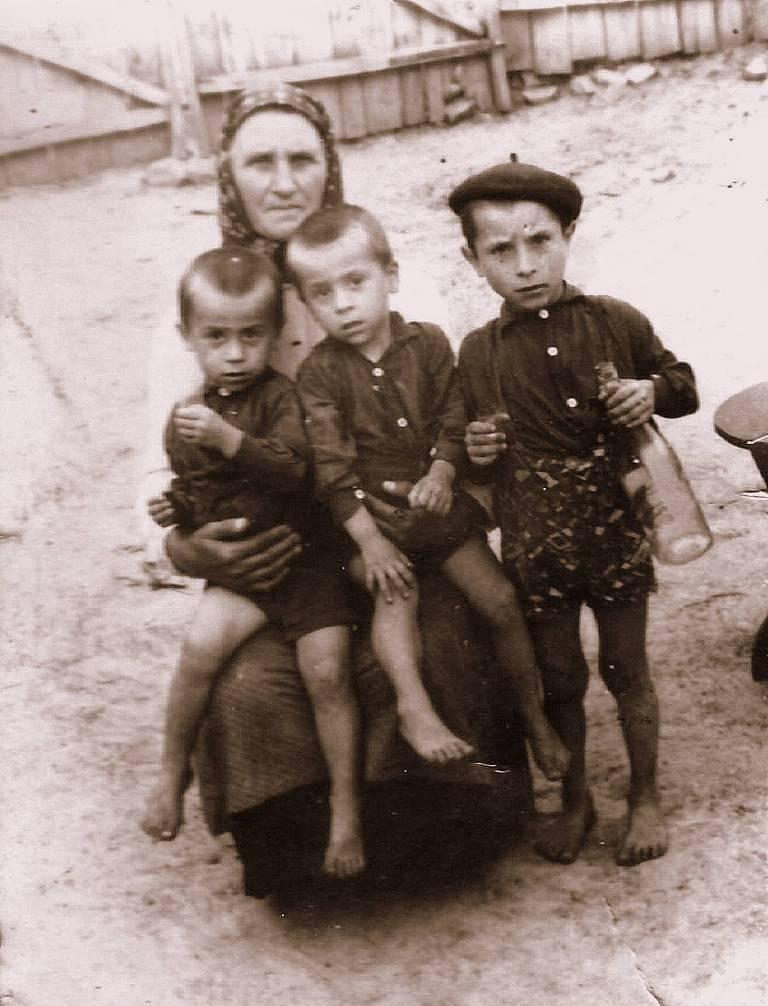 Mătuşa Saveta Palote cu nepoţii