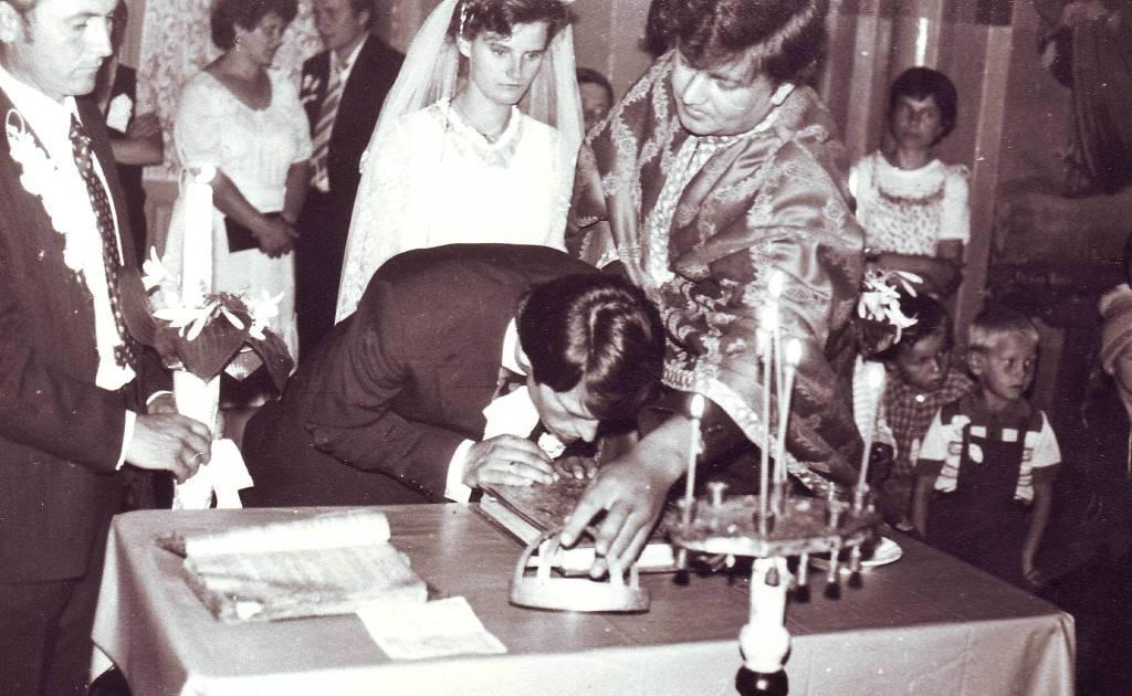 Slujba cununiei în biserica din Poieniţa, săvârşită de Pr. Moisii