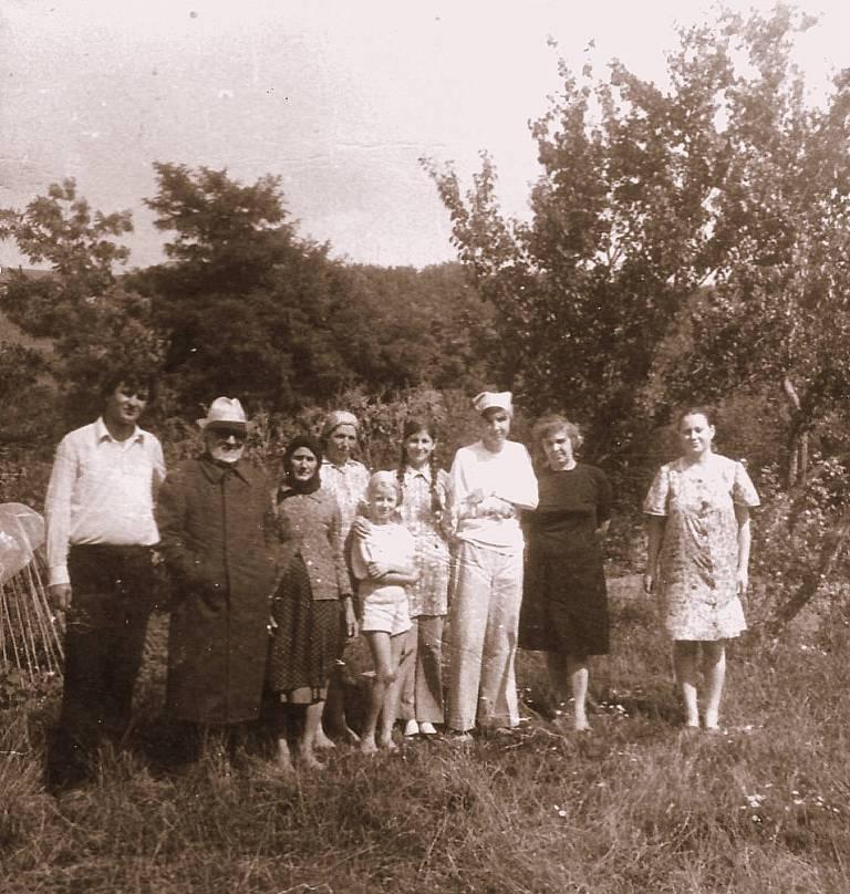 Pr. Alexandru Zăhărescu alături de Pr. Moisii şi de familie