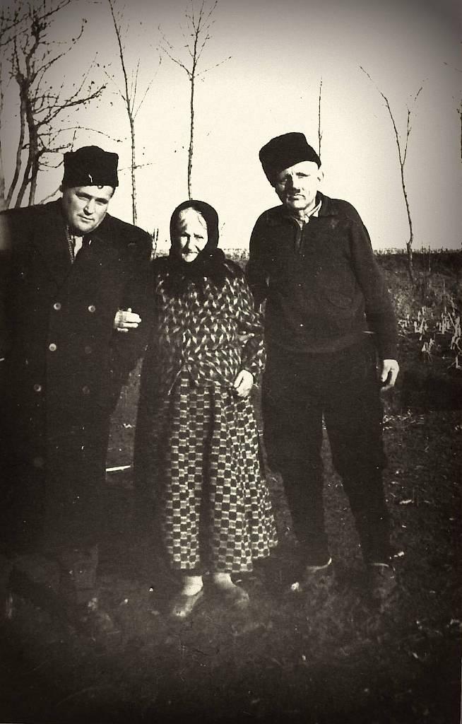 1980 – Traian Roşu (stânga) alături de mama sa Ileana şi de fratele său Vasile
