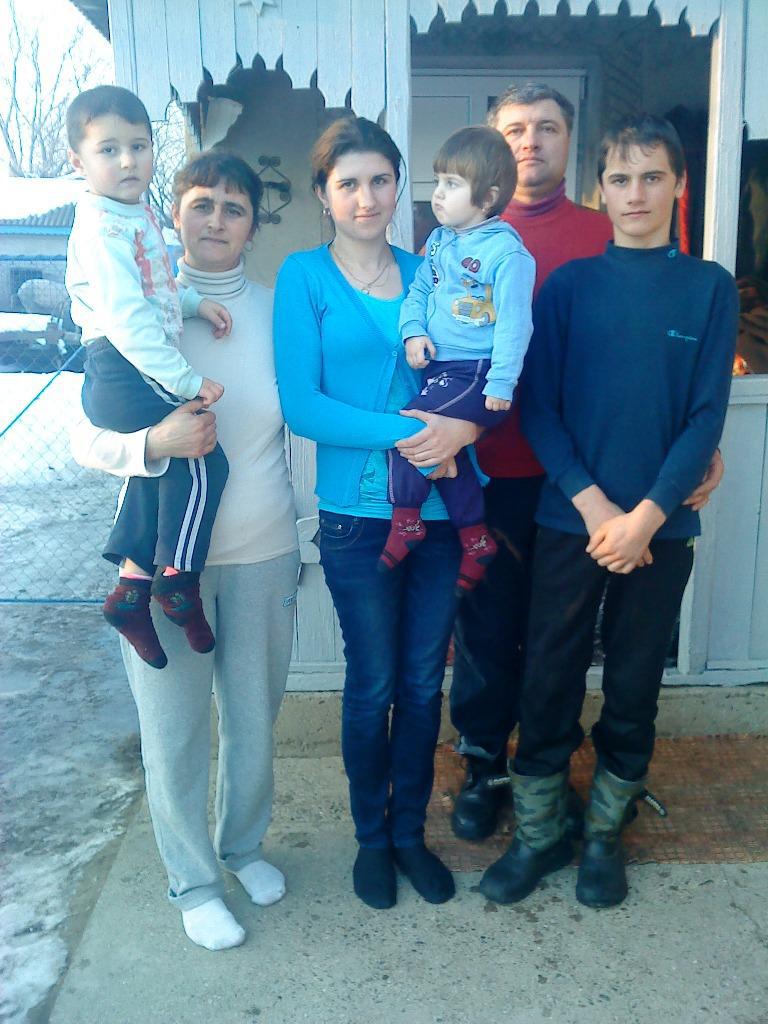 Fam. Voicu Vasile şi Ileana alături de copii şi de nepoţică