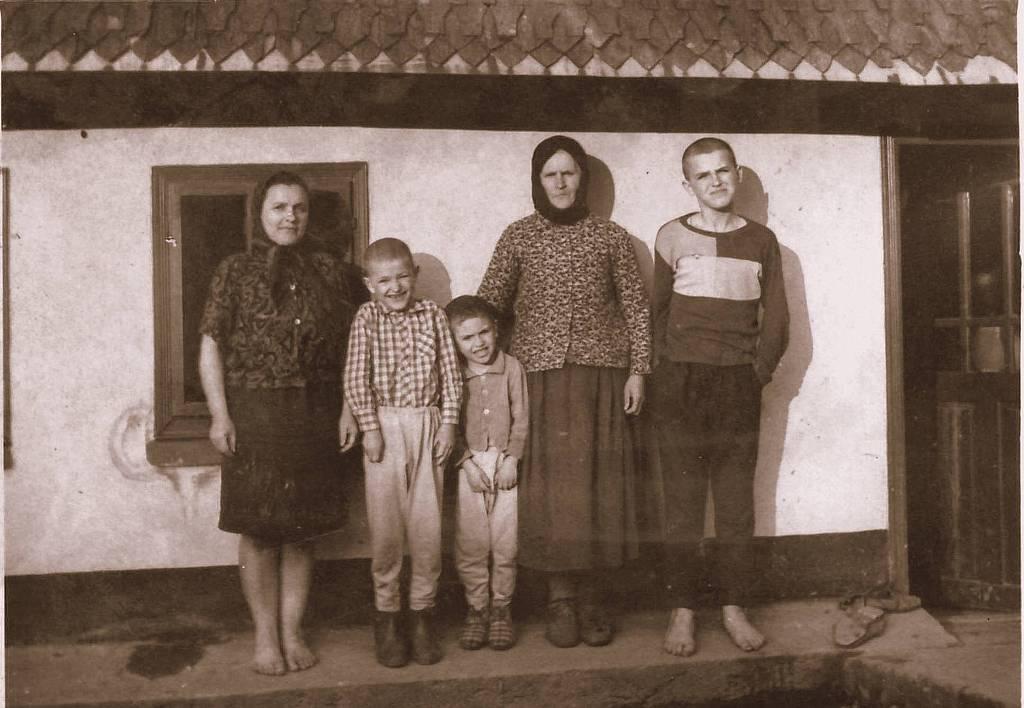 1975 – Natalia Lupu alături de copii şi de mătuşa Rucsanda 