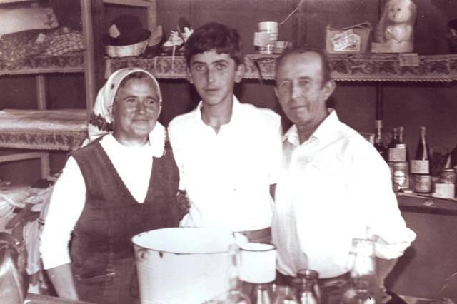 Anii ’90 - Ioan şi Saveta Chihaia împreună cu fiul lor Nicuşor-Cristinel († 2005)