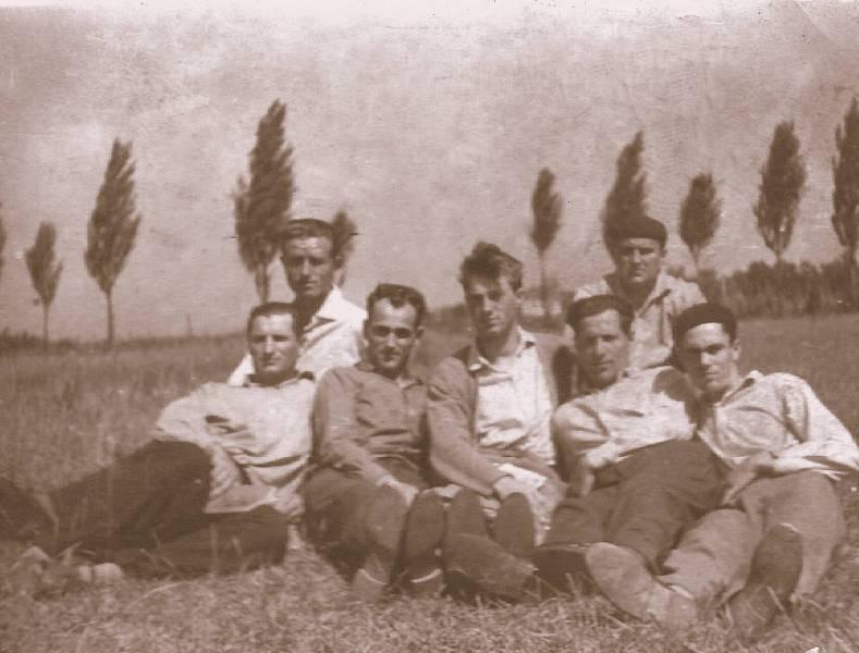 Locuitori ai satului Hârtoape-Poienița