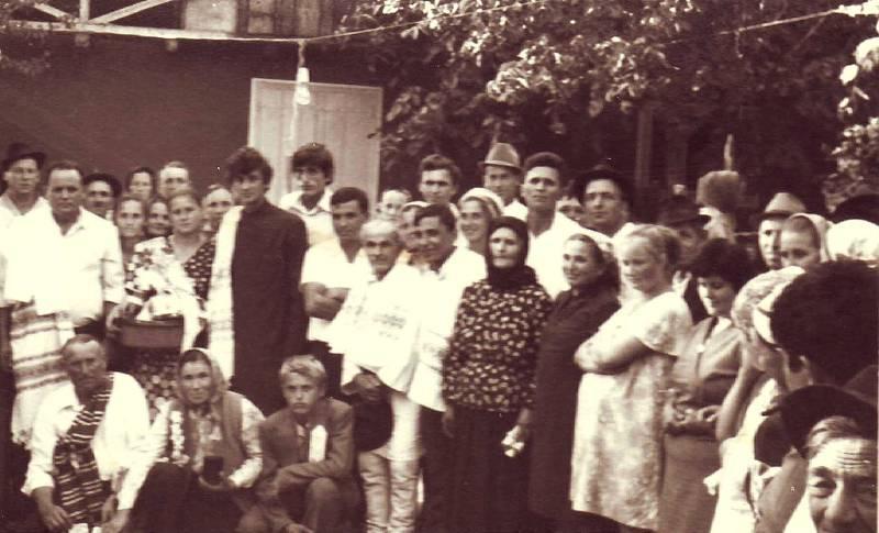 Pr. G. Moisii alături de locuitori ai satului Hârtoape-Poienița 