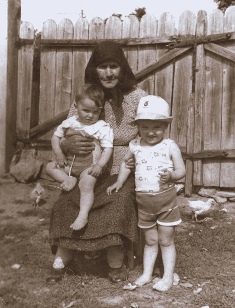 1989 - Mătuşa Rucsanda alături de strănepoţi