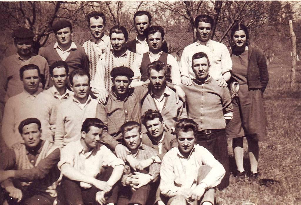 Locuitori ai satului Hârtoape-Poienița