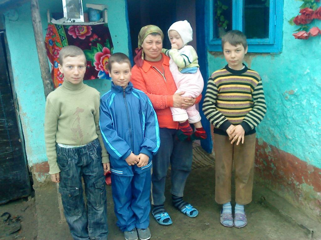 Aprilie 2013 - Ileana Ichim, cu patru dintre cei cinci copii ai săi