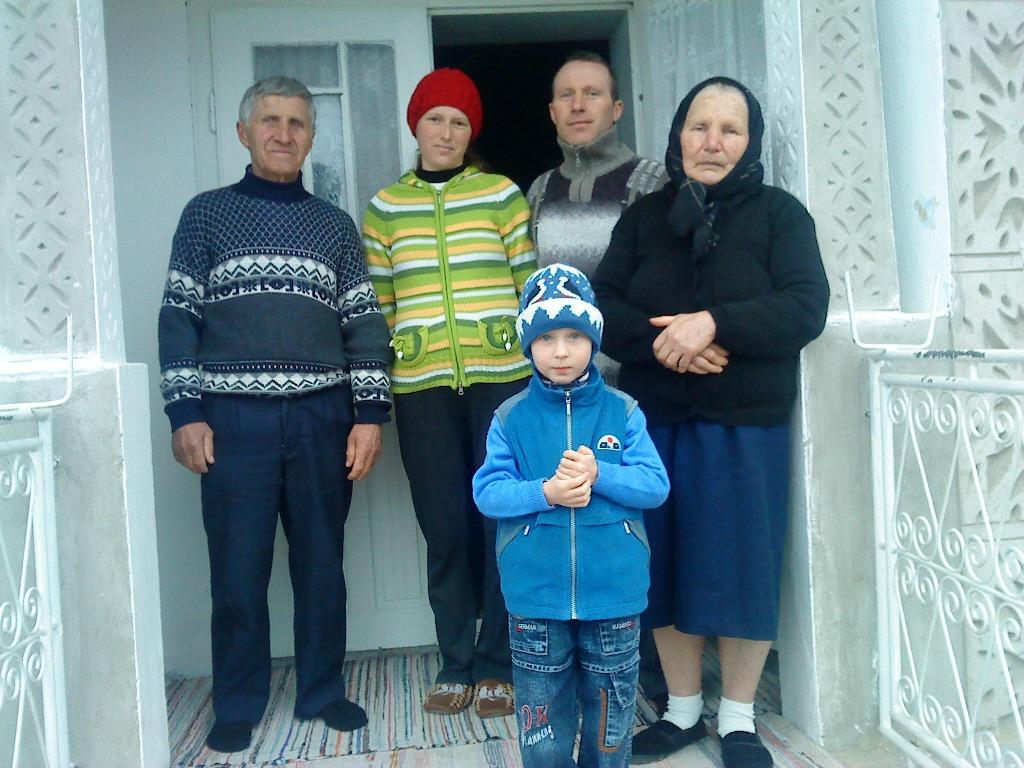 Aprilie 2013 – Fam. Ichim Petru şi Ileana, Fam. Ichim Danuţ şi Laura cu fiul lor Alin