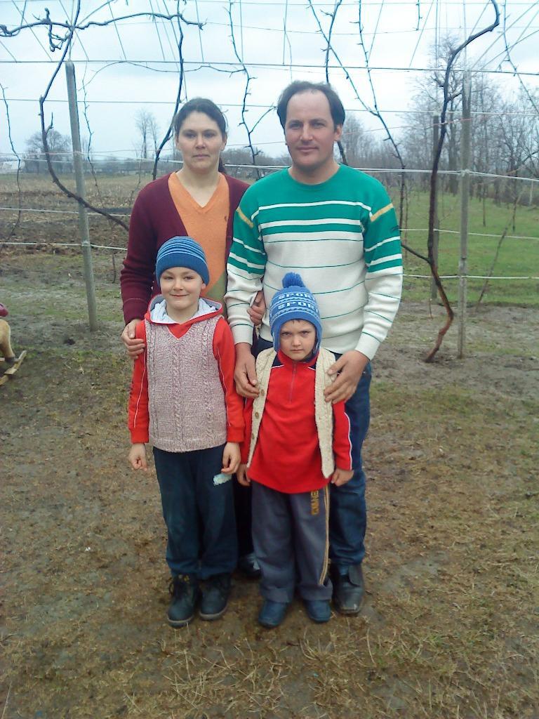 Aprilie 2013 – Fam. Roşu Costel şi Ana Maria împreună cu fiii lor, Cosmin (6 ani) şi Ştefan-George (4 ani)