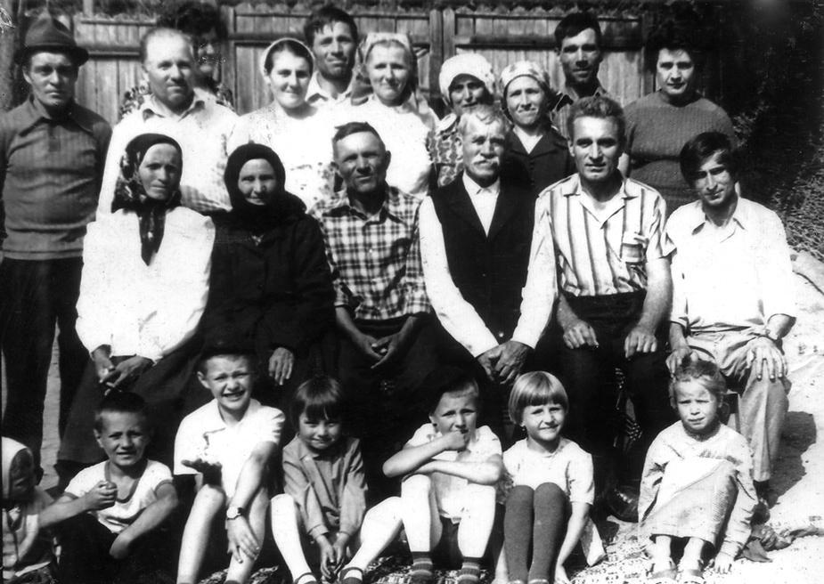 1977 - Ilie şi Elena Ichim împreună cu familia