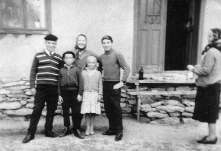 Ichim Elena cu copiii Vasile, Costică, Mitică, Maria şi nepoata Mărioara (Moroşanu)