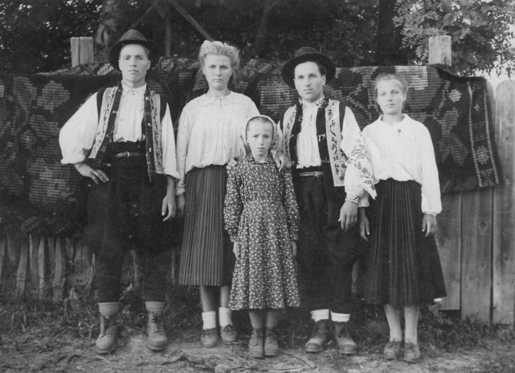 1956 – Neculai Ichim, Rozica (viitoare Ichim), Petrache Ichim