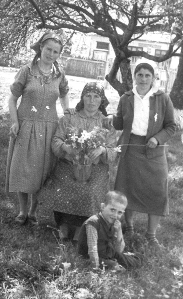 (an necunoscut) – Maria Chihaia (născută Roşu) împreună cu mama Savastia şi cu sora