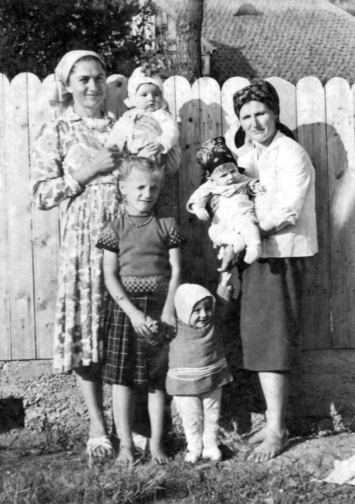 (an necunoscut) -  Elena Voicu şi Rozica Ichim împreună cu copiii