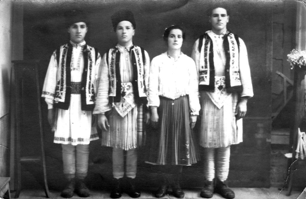 1947 – (de la stânga la dreapta) Petrache Ichim, Neculai Ichim, Gheorghe Voicu / Autor: Foto Mişu - Paşcani