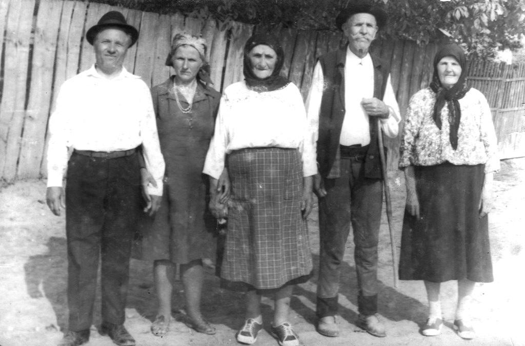(an necunoscut) – Neculai şi Rozica Ichim alături de bătrâni ai satului Hârtoape