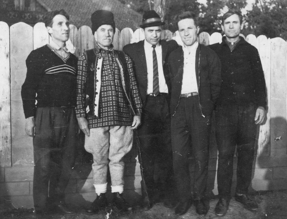 1968 – Bătrânul Ilie Ichim alături de Petrache Ichim, Neculai Ichim şi Gheorghe Petrescu