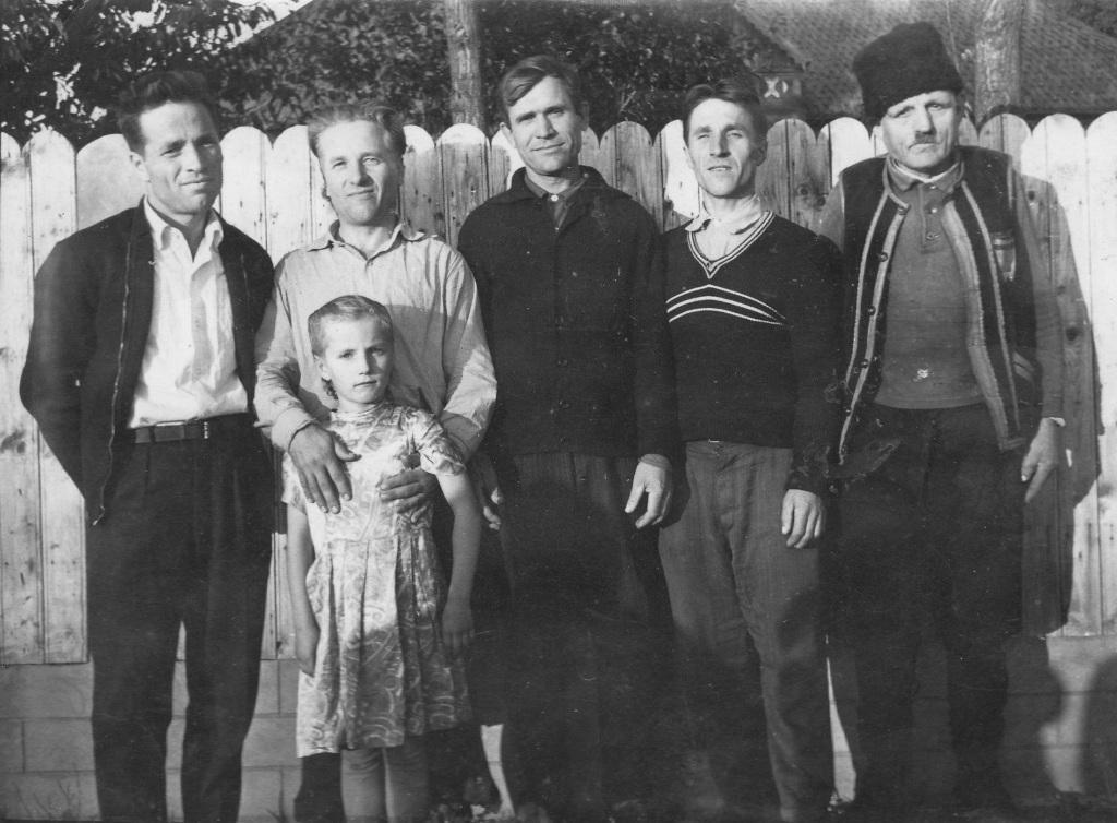 1968 – (de la stânga la dreapta) Dumitru Ichim, Neculai Ichim, Gheorghe Petrescu, Petrache Ichim şi Vasile Roşu