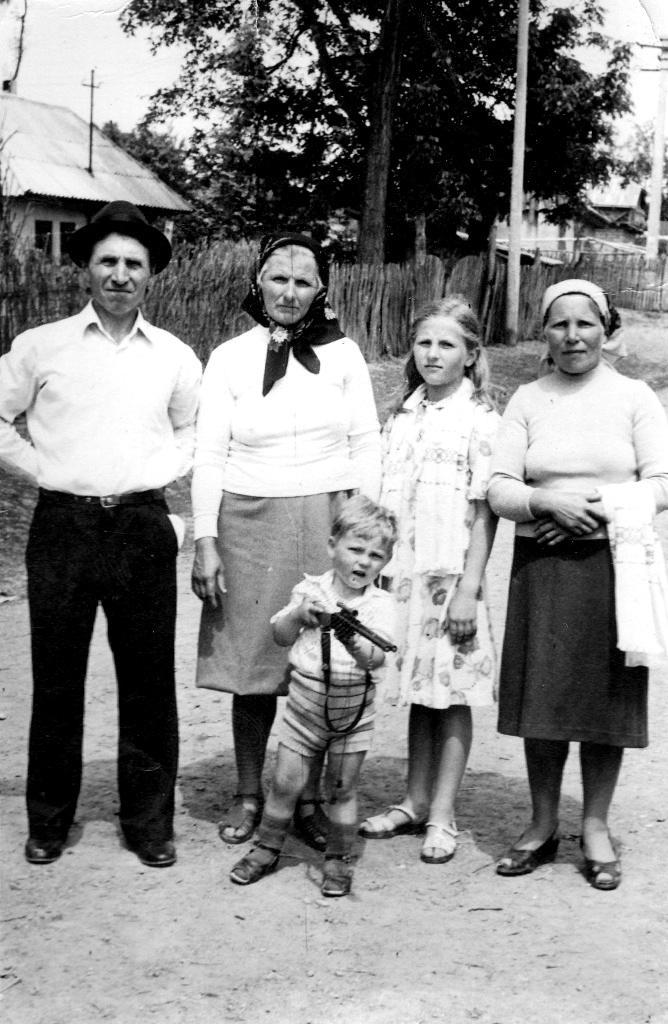 an necunoscut  - (de la stânga la dreapta) Petru Ichim, Rozica Ichim, Elena Ichim