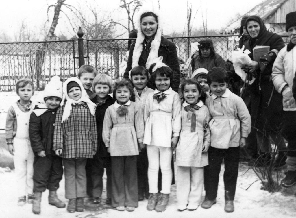 Copii la şcoală (din arhiva fam. Ichim Neculai) | Cu: Ichim Viorica, Cristinel Chihaia (†2005)
