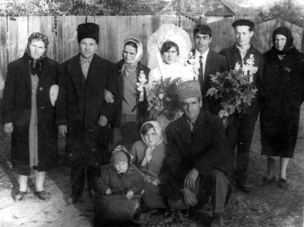 (an necunoscut) – Nuntă în Bâdiliţa (Criveşti). (în stânga) Rozica şi Neculai Ichim, (în dreapta) Taliţa Voicu