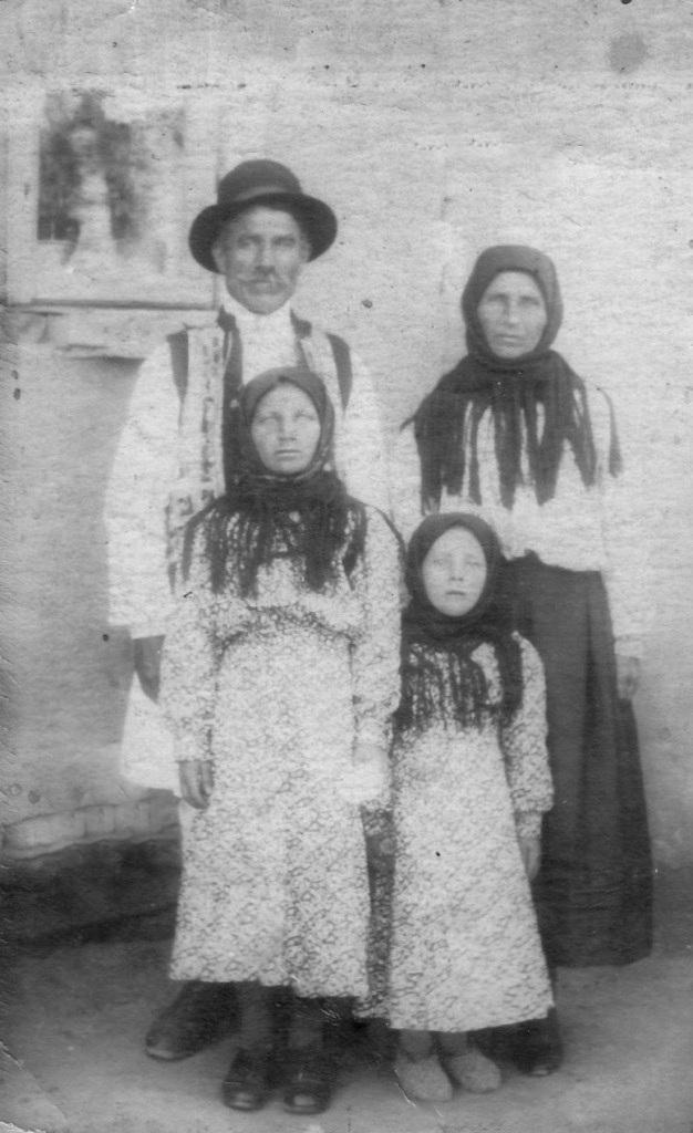 an necunoscut - Ilie și Ileana Ichim cu fetele Ileana și Maria