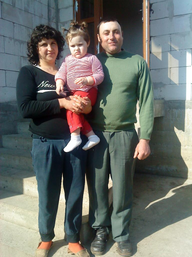 Aprilie 2013 – Ghiroghică Adelina şi Costel împreună cu fetiţa lor Anisia-Maria