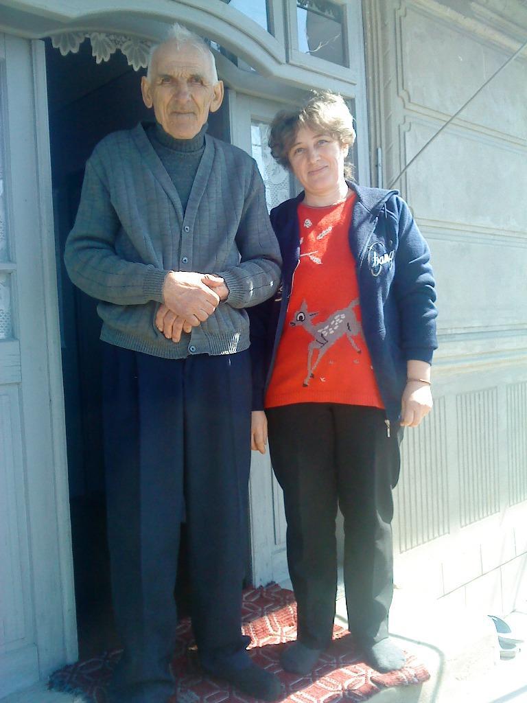 Aprilie 2013 | Şcuriu Constantin (88 ani) alături de nepoată