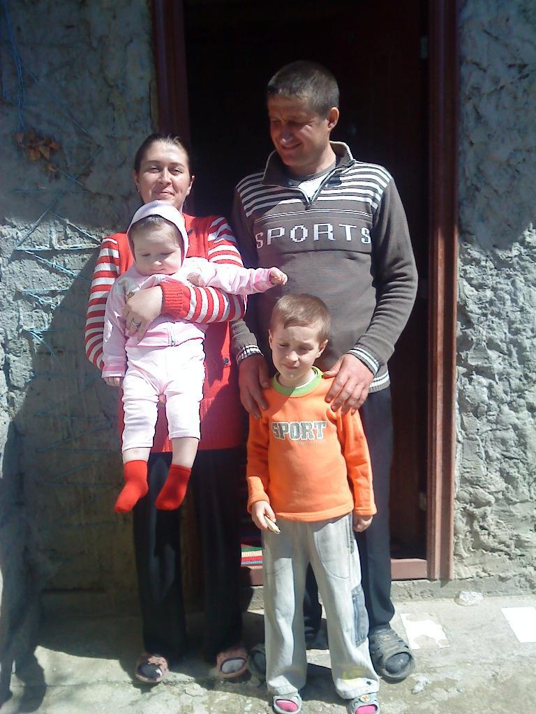 Aprilie 2013 | Chihaia Costel şi Valerica cu copiii Florin şi Daria