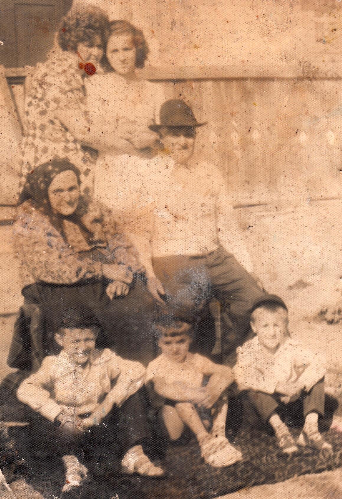 an necunoscut | Ion Zmău cu soţia alături de fata lor Floarea (Ichim) şi nepoţii Nicuşor şi Silica Ichim şi Cristinel Chihaia.