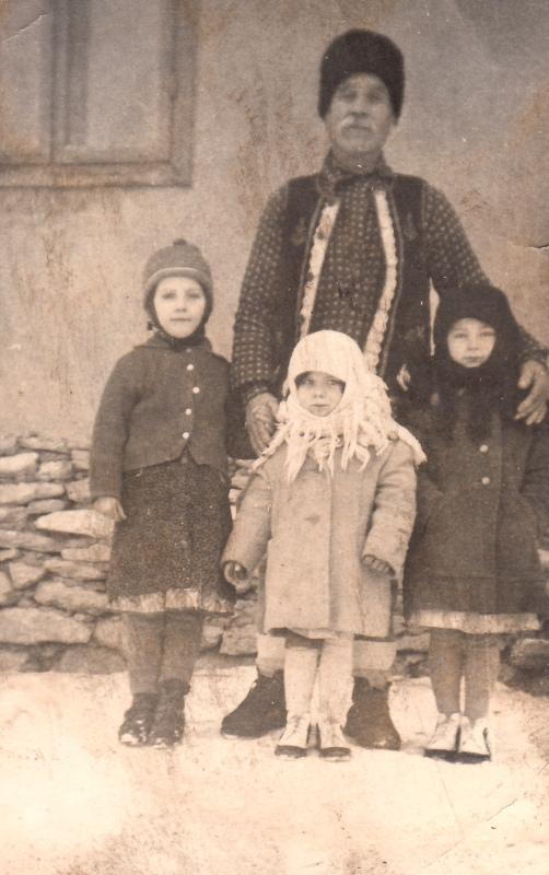 1966 | Ilie Ichim cu nepoatele Maricica, Cecilia şi Angela (Ichim)