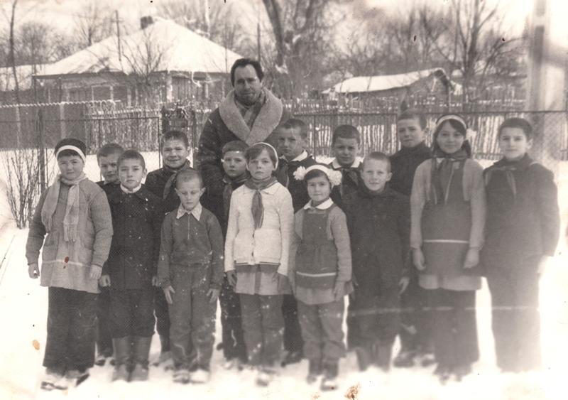 1986 | Elevii claselor I şi a III-a împreună cu dl. director Petru Blejuşcă